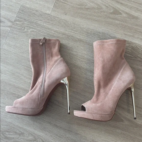NWOT BCBGMaxAzria Light Pink Suede High Heels - Picture 3 of 11